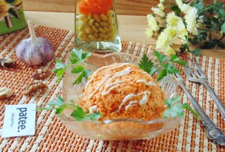Морковный салат с орехами и чесноком