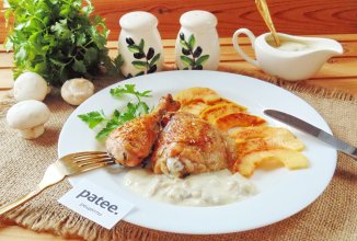 Запеченные куриные окорочка с айвой и грибным соусом