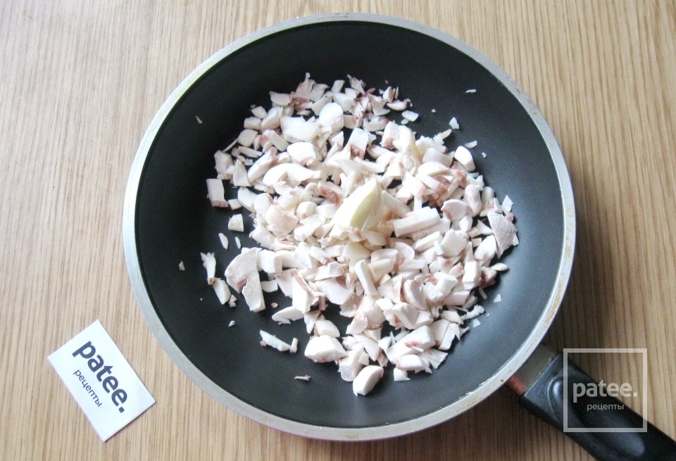 Запеченные куриные окорочка с айвой и грибным соусом - Шаг 9