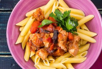 Индейка в кисло-сладком соусе с пенне