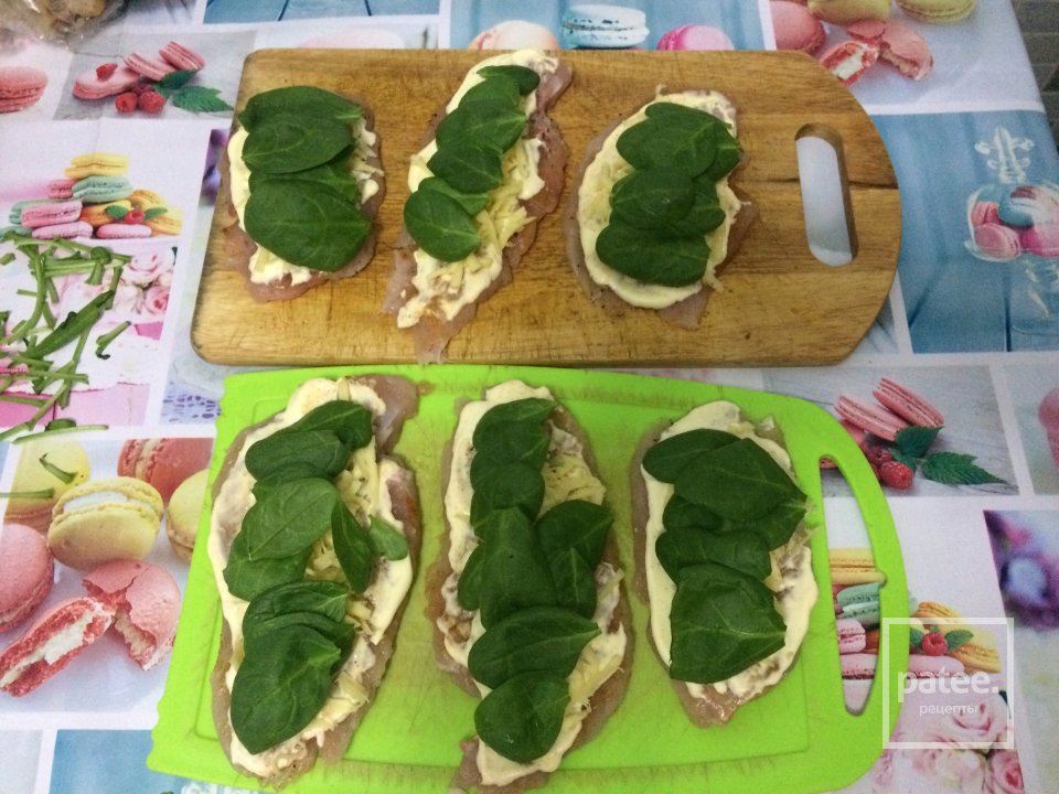 Куриные рулетики с сыром и шпинатом в духовке - Шаг 5