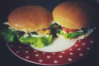 Бургеры с курицей и сметанным соусом