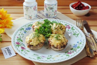 Шампиньоны фаршированные риккотой и вялеными помидорами