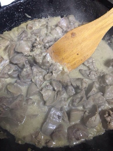 Куриная печень в сметане - Шаг 7