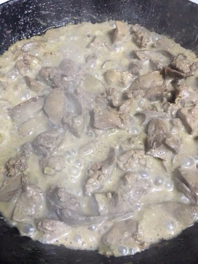 Куриная печень в сметане - Шаг 9