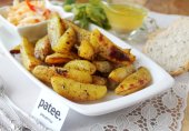Картофель запеченный дольками с ароматными травами