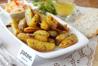 Картофель запеченный дольками с ароматными травами