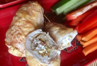 Куриные рулетики с фетаксой и помидорами.