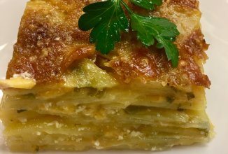 Картофельный гратен с 🧀 сыром чеддер, пармезаном и зелёным луком.