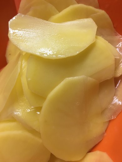 Картофельный гратен с 🧀 сыром чеддер, пармезаном и зелёным луком. - Шаг 4