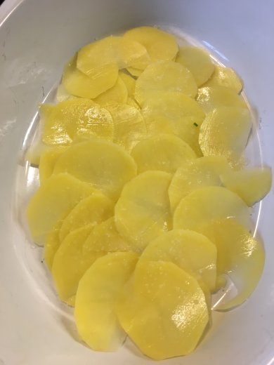 Картофельный гратен с 🧀 сыром чеддер, пармезаном и зелёным луком. - Шаг 6