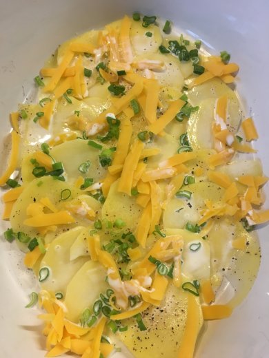 Картофельный гратен с 🧀 сыром чеддер, пармезаном и зелёным луком. - Шаг 7