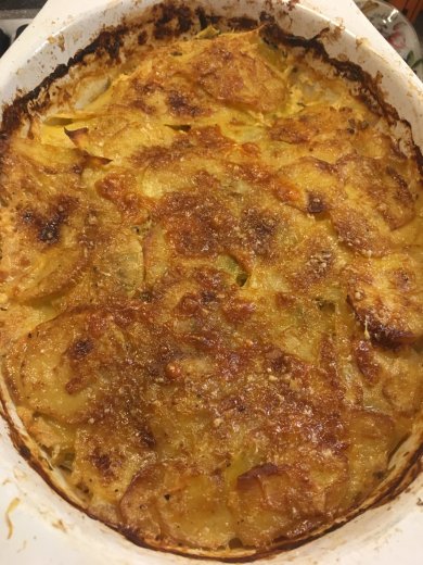 Картофельный гратен с 🧀 сыром чеддер, пармезаном и зелёным луком. - Шаг 9