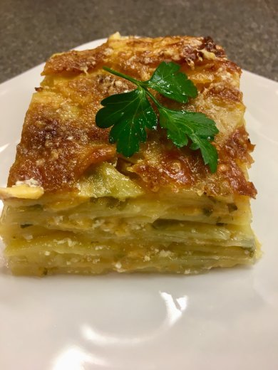 Картофельный гратен с 🧀 сыром чеддер, пармезаном и зелёным луком. - Шаг 10