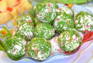 Сырные шарики с крабовыми палочками.