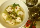 Бульон с куриными кнелями.