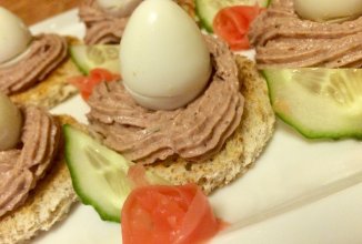 Канапе с печёночным муссом.