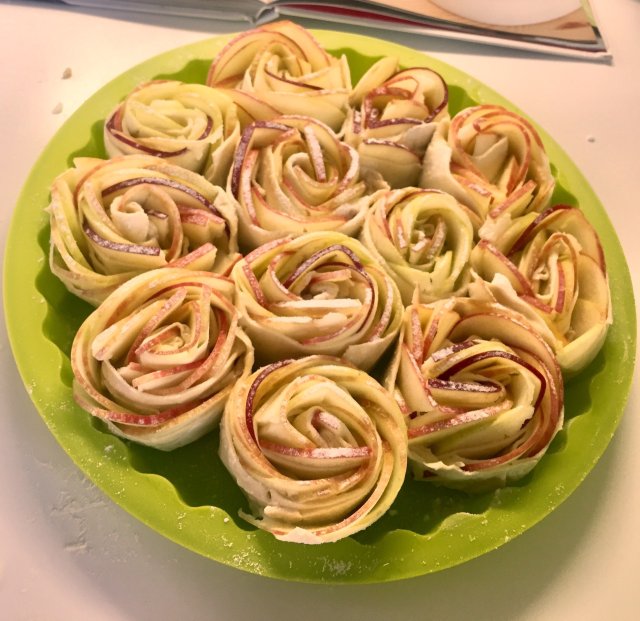 Яблочные розы