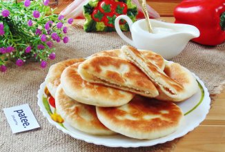 Лепешки с курицей и яйцами