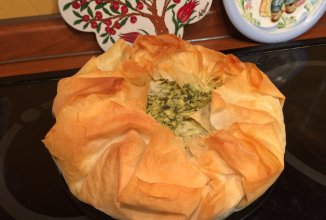Греческий пирог с сыром и шпинатом