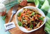 Теплый салат с зеленой стручковой фасолью и курицей