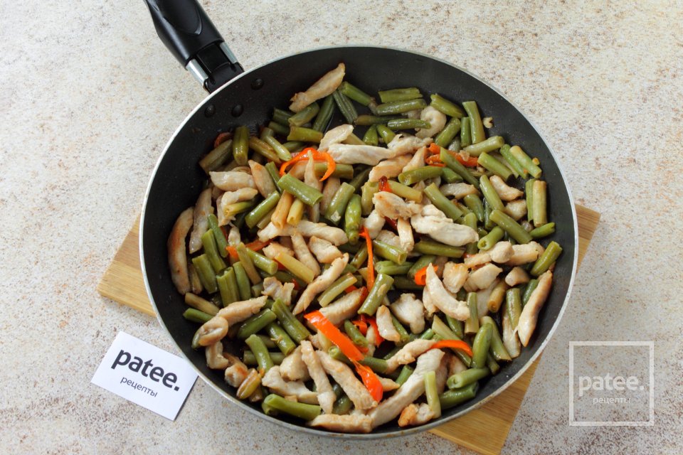 Теплый салат с зеленой стручковой фасолью и курицей - Шаг 12