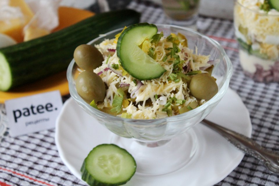 Салат с ветчиной, огурцами, яйцами и сыром рецепт с