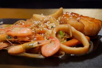 Кальмары, креветки и гребешки с рисовой лапшой