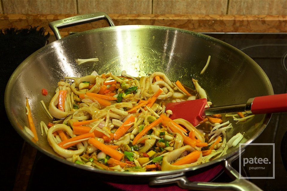 Кальмары, креветки и гребешки с рисовой лапшой - Шаг 24