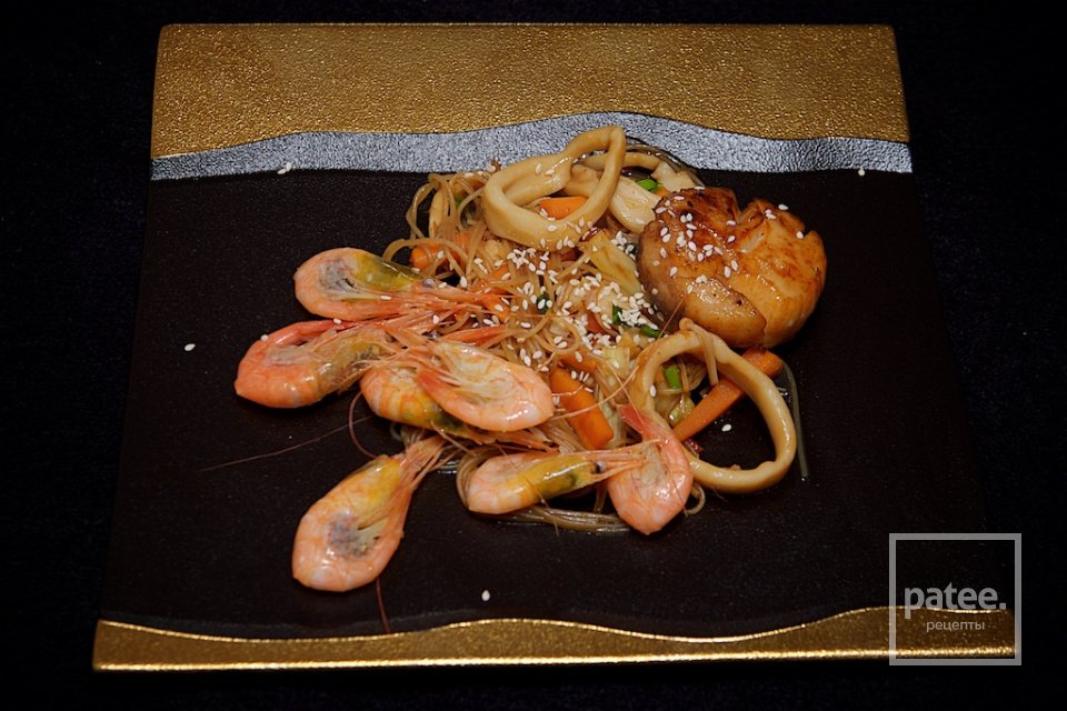 Кальмары, креветки и гребешки с рисовой лапшой - Шаг 26