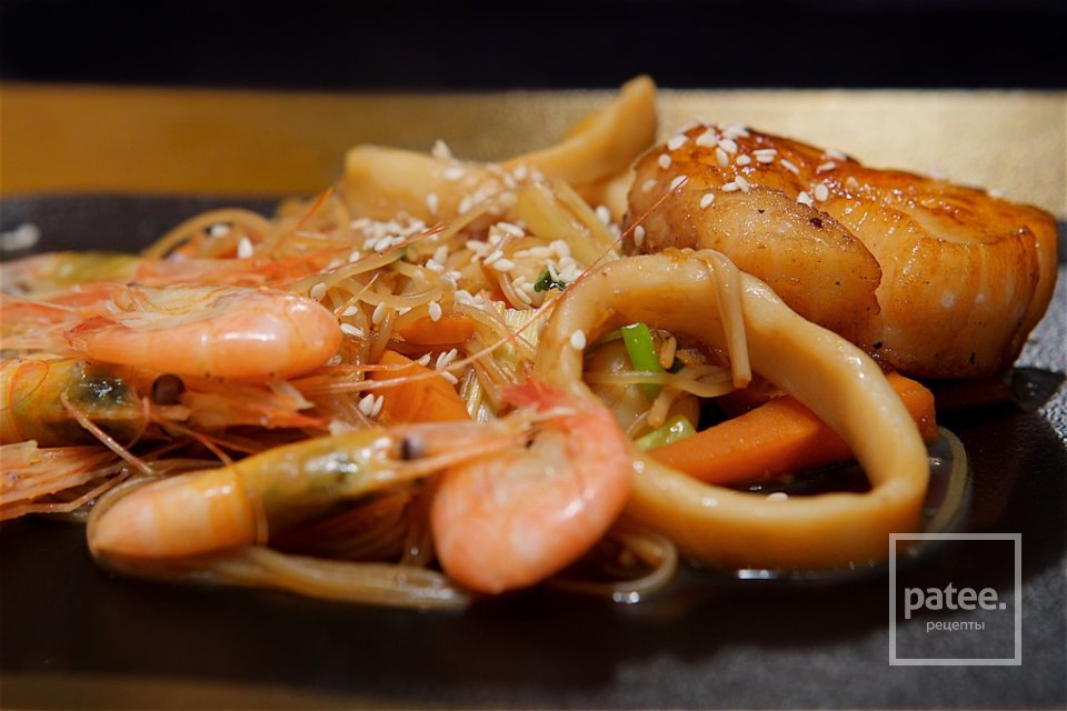 Кальмары, креветки и гребешки с рисовой лапшой - Шаг 27