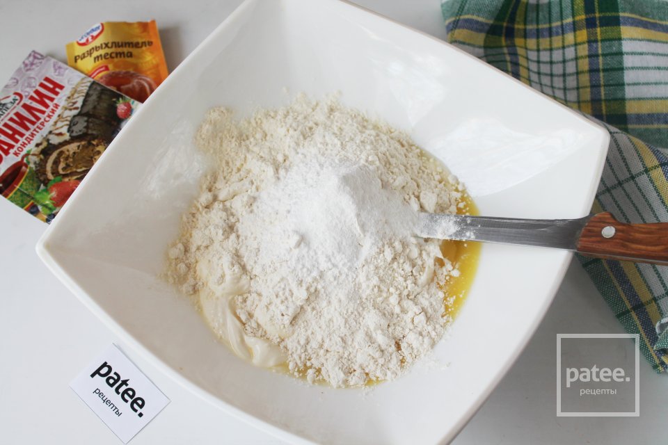 Песочный пирог с клубникой и сметанным кремом - Шаг 7