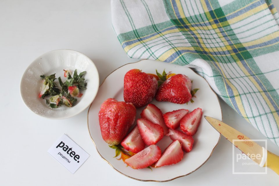 Песочный пирог с клубникой и сметанным кремом - Шаг 13