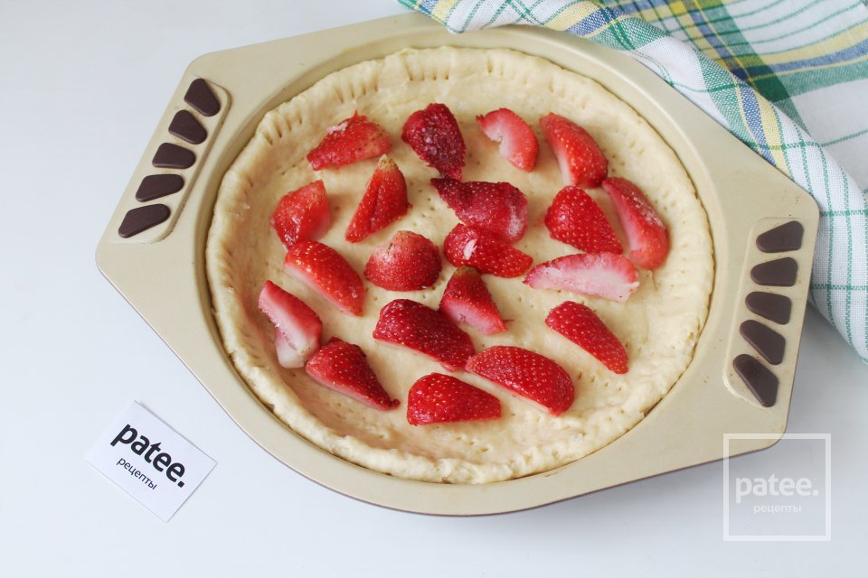 Песочный пирог с клубникой и сметанным кремом - Шаг 15