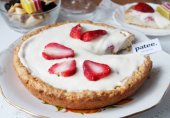 Песочный пирог с клубникой и сметанным кремом