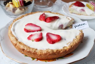 Песочный пирог с клубникой и сметанным кремом