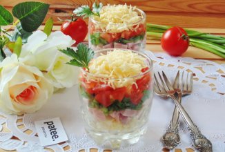 Салат с ветчиной и помидором