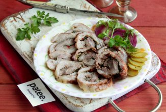 Запеченный мясной рулет