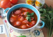 Томатный суп с фасолью и охотничьими колбасками