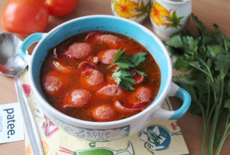 Томатный суп с фасолью и охотничьими колбасками