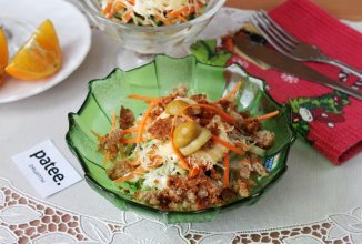 Салат с сыром, огурцом и грибами