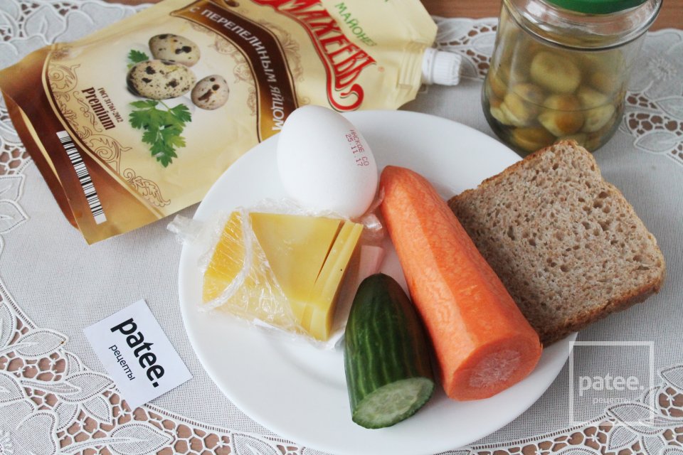 Салат с сыром, огурцом и грибами - Шаг 1