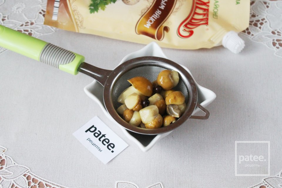 Салат с сыром, огурцом и грибами - Шаг 2