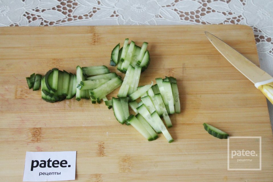 Салат с сыром, огурцом и грибами - Шаг 3