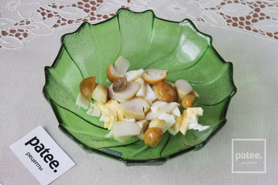 Салат с сыром, огурцом и грибами - Шаг 8