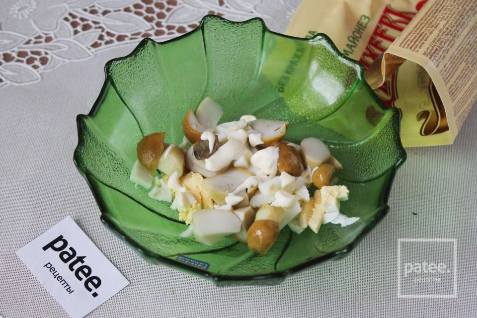 Салат с сыром, огурцом и грибами - Шаг 9