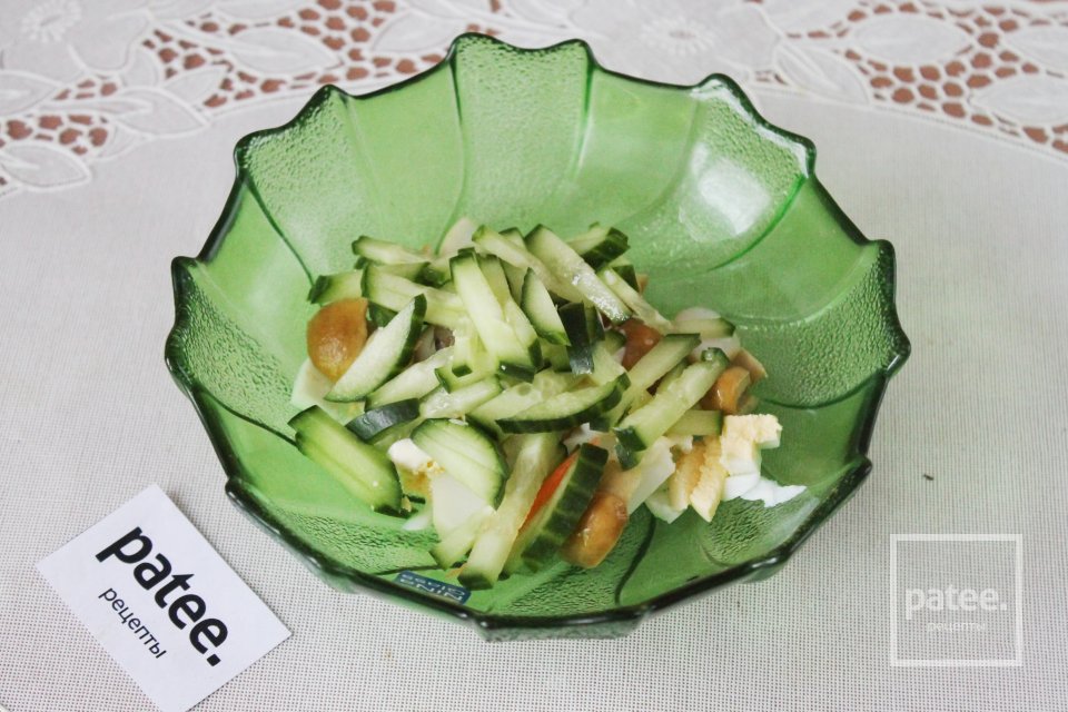 Салат с сыром, огурцом и грибами - Шаг 10