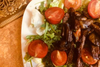 Тёплый салат с рукколой и телятиной.
