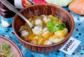 Щи с квашеной капустой и фрикадельками