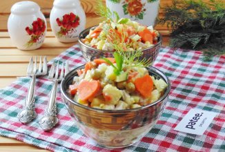 Салат с грибами и зеленым горошком